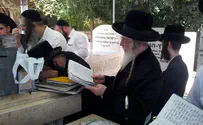 המונים על קברו של הצדיק משטפנשט 