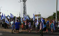 צילום: אסתר ברוט צעירי עפרה בזמן ההלוויה - עצרת תפילה בצומת עפרה