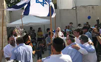 צפו: הכנסת ספרי תורה בכפר השילוח