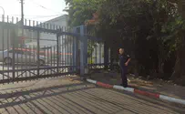 אישה נמחצה למוות על-ידי שער חשמלי