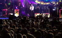 גשם קטע את ההופעה של אברהם פריד