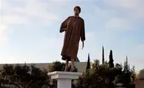 צפו: כך הוקם פסל הזהב של נאור