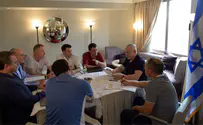 עם היועצים: נתניהו מתכונן לנאום    