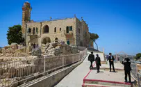 אבן נפלה במתחם הקבר, נער נפצע קשה