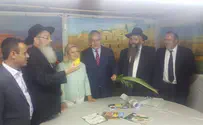 נתניהו קיבל ארבעת המינים מרבני חב"ד