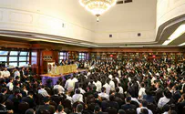 Tens of thousands gather in 770's study hall