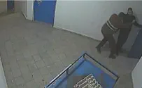 תיעוד: מחבל חמאס דוקר סוהר בכלא