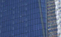 Window cleaners trapped between heaven and earth