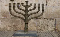 צפו: החנוכייה הגדולה בדרך לכותל