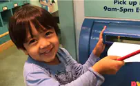 הילד בן השש שעושה מיליונים ביוטיוב