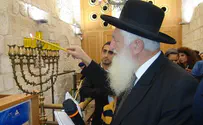 צפו: הדלקת נר חנוכה בקבר שמואל הנביא