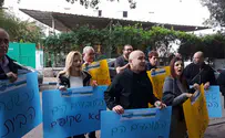 עובדי 'טבע' שבו להפגין מול בית מאור