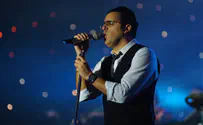 Yaakov Shwekey performs song praying for Trump's reelection