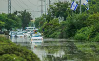 תיעוד: מים מציפים אוטובוס בחולון