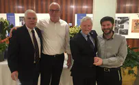 הכנסת לובשת חג       
