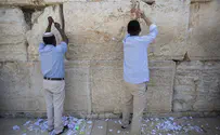פינוי פתקים ובדיקת אבני הכותל המערבי