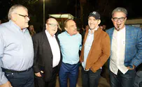 חוגג 70 ושוב... מגלח את שפמו