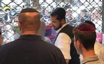 Video: Extremists besiege religious soldier