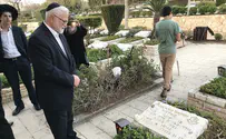 Suez fighter finds comrade's grave after 48 years