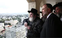 האדמו"ר צפה לעבר הר הבית ופתח בניגון