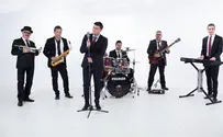 חי: קובי ברומר במופע עם 25 נגנים