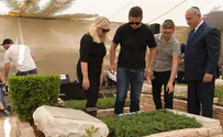 יוני שלי נח כבר 44 שנה