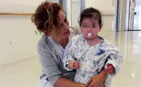 הפעוטה שנפצעה אנושות עומדת על רגליה