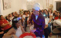 הרבנית המנחה את הטקס
