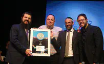 פלטינה לזמר שממלא את העולם באור 