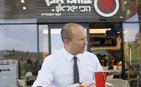 Bennett keeps his promise to eat at Ariel burger joint