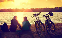 Optimistic cyclist couple meets bitter end