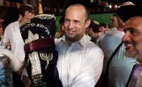 Bennett at second hakafot: Bringing closeness and unity