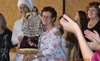 ניצולי שואה ונערים רקדו בהקפות שניות