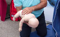 15-year-old Holon resident saves neighbor’s baby