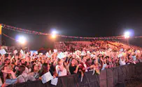 Thousands of American Jews join mass singing event in Tel Aviv
