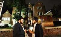 Rabbis commend Chabad emissary family aiding stranded in Athens