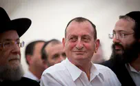 Watch: Tel Aviv Mayor plays 'Yedid Nefesh' on recorder