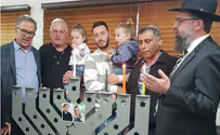 נר חנוכה בזירת הפיגוע: "האור ינצח"