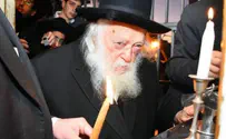 The paper in Rav Kanievsky's hand at lighting time