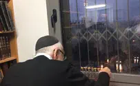 צפו: הדלקת נרות בבית הרב דב ליאור