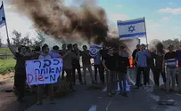 באדיבות המצלם תלמידי הישיבה חוסמים את כרם שלום
