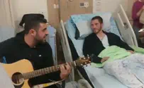 ישי ריבו עם הזוג הפצוע בבית החולים