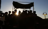 הטבעת חולצה מאצבע הכלה בתחנת הכיבוי