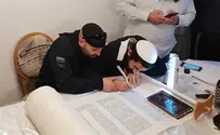 צפו: ספר תורה לזכר רזיאל שבח הי"ד