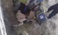 תיעוד מטריד מעמונה: שוטר תוקף נער
