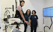 דביר נעמד על הרגליים