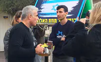 צפו: תה חם מיאיר לפיד לפעילי השמאל
