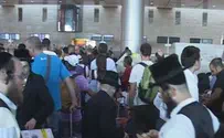 הבחורים השתוללו, הקבוצה הורדה מהמטוס 