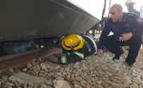 תיעוד: חילוץ האישה מפסי הרכבת