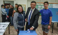 Gabbay slams 'lie shared by Likud, Blue and White'